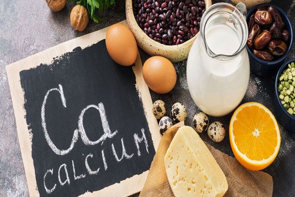 Médula ósea - Vista cenital de alimentos ricos en calcio para potenciar la salud de los huesos