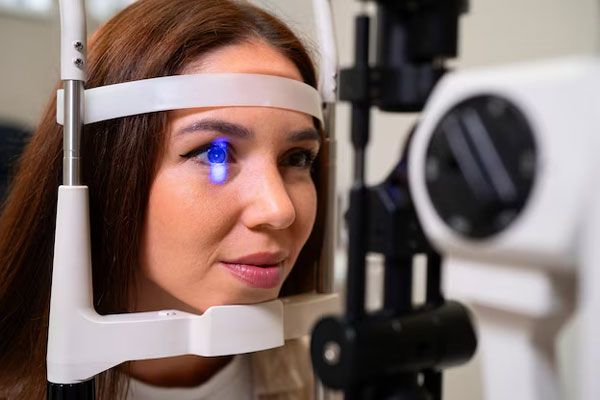 Mujer se somete a una revisión ocular exhaustiva para detectar cualquier anomalía visual
