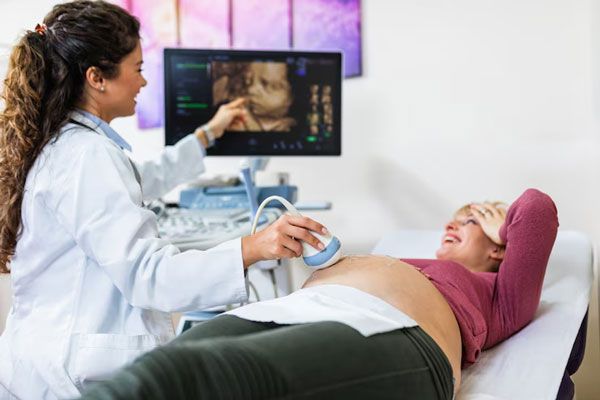 Doctora realiza una ecografía 4D para ver cómo luce el bebé de una paciente en la computadora