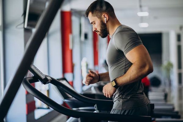 Médula ósea - Hombre realiza su calentamiento diario en una caminadora para dar paso a su rutina de entrenamiento