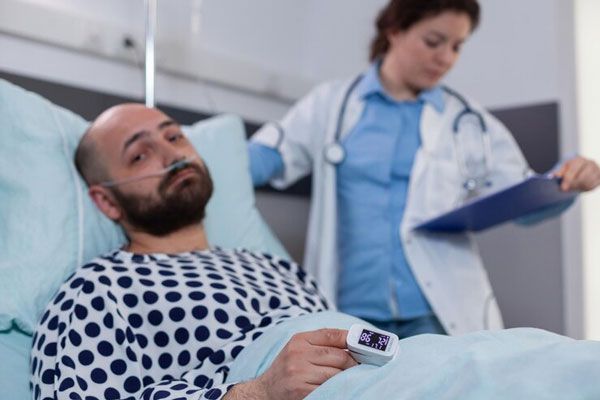 Staphylococcus aureus - Doctora revisa los signos vitales y la evolución de un paciente hospitalizado