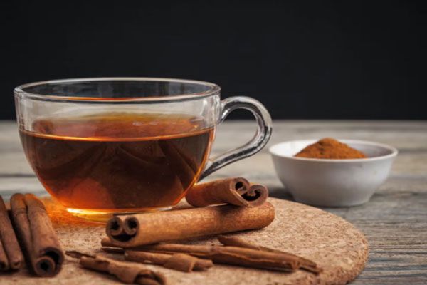 Infusión antimicrobiana de canela y miel para diversos tipos de dolencias respiratorias y corporales
