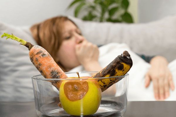Staphylococcus aureus - Mujer experimenta recurrentes náuseas y dolor de estómago tras consumir alimentos dañados