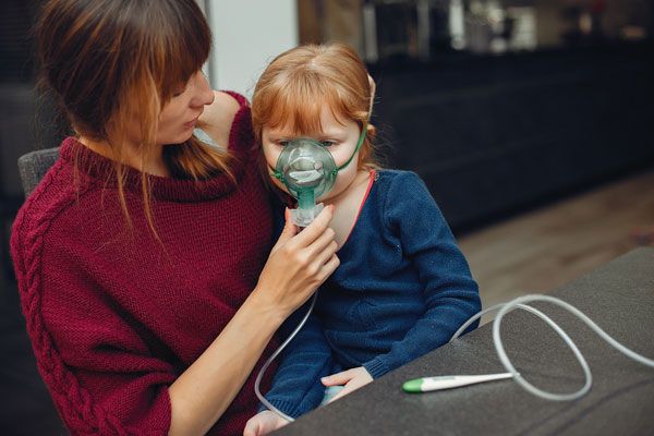 Madre le proporciona una asistencia respiratoria adicional a niña con problemas en los pulmones