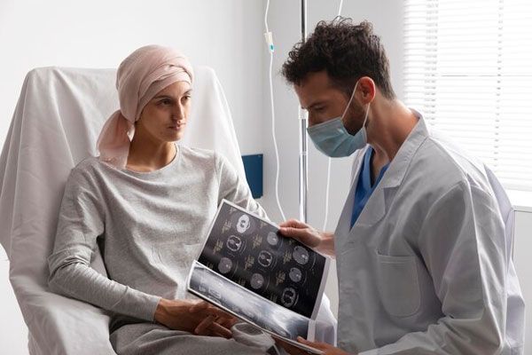 Pseudomonas aeruginosa - Paciente con cáncer recibe información sobre el avance de su caso de la mano del médico tratante