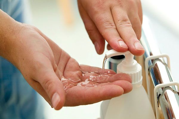 Proceso de desinfección de las manos con gel antibacterial en entornos sanitarios