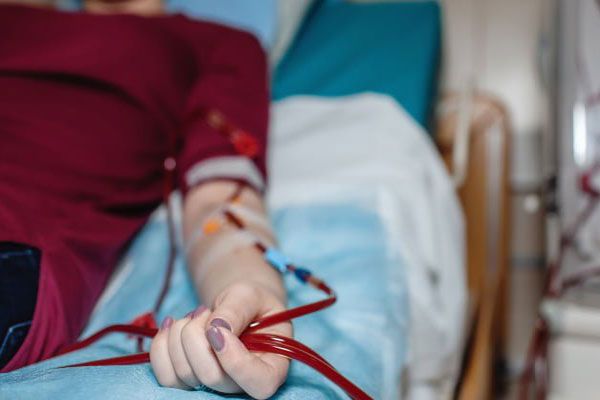 Mujer se somete a un tratamiento de diálisis para depurar la sangre de su organismo