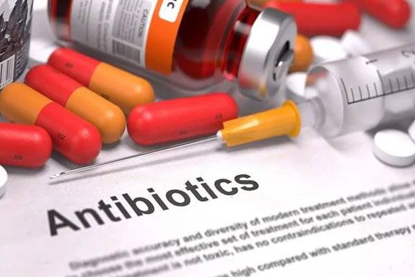 Antibióticos en solución y en cápsulas para combatir infecciones bacterianas