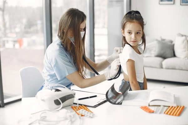 Cáncer de huesos - Doctora examina los pulmones de una niña para determinar en qué estado se encuentra su salud