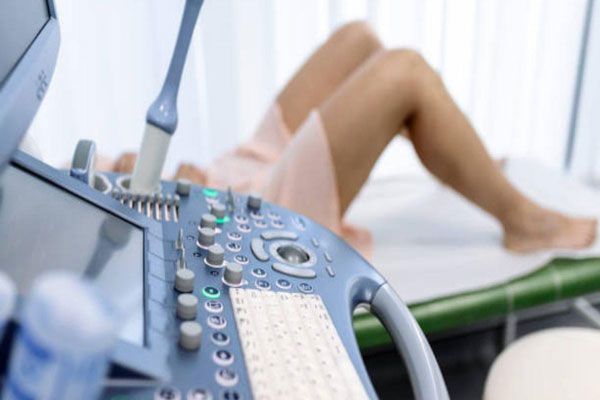 Enfermedad inflamatoria pélvica - Mujer en consulta con el ginecólogo se prepara para recibir una ecografía trasvaginal