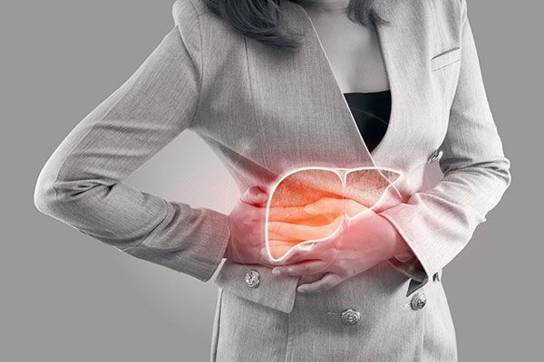 Tipos de hepatitis - Mujer ejecutiva percibe un dolor agudo y repentino en la parte superior derecha de la cavidad abdominal