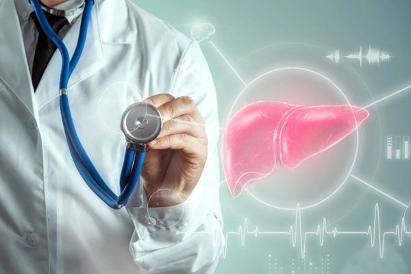 Tipos de hepatitis - Doctor examina y analiza con detenimiento el estado en el que se encuentra el hígado de un paciente