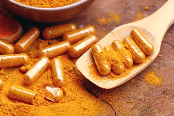 Suplementos de cúrcuma y otras hierbas podrían desencadenar reacciones adversas