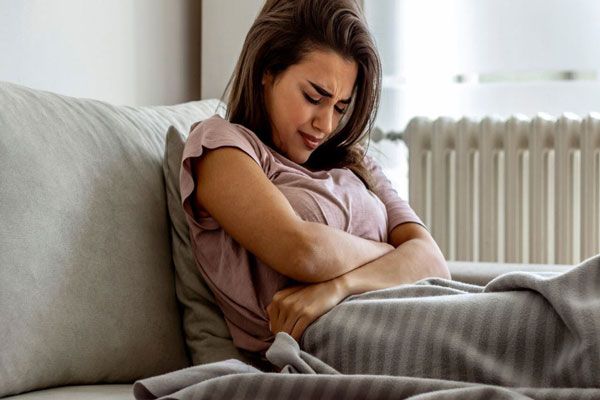 Enfermedad inflamatoria pélvica - Mujer toma un descanso de sus labores cotidianas presentando abundante sangrado y persistente dolor de vientre