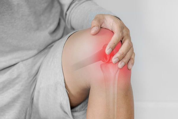Osteomielitis - Hombre con persistente dolor en la rodilla