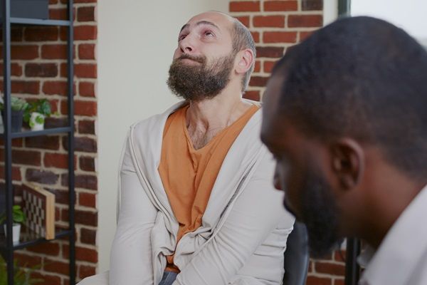 Hombre asistiendo a una terapia para solucionar el problema de adicción a las drogas, el cual están destruyendo su vida