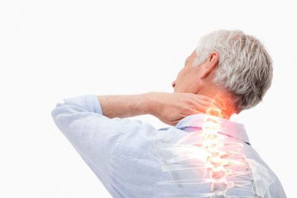 Cáncer de huesos - Adulto mayor se toca el cuello tras presentar persistente dolor de columna
