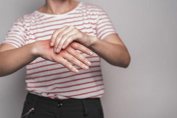 Trastornos musculoesqueléticos - Mujer con dolor agudo en una parte de la mano y los dedos, como consecuencia del síndrome del túnel carpiano