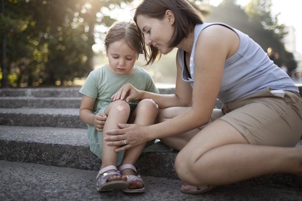 Raquitismo - Mamá atendiendo a su hija que sufre de raquitismo, el cual le provoca dolores óseos y debilidad muscular
