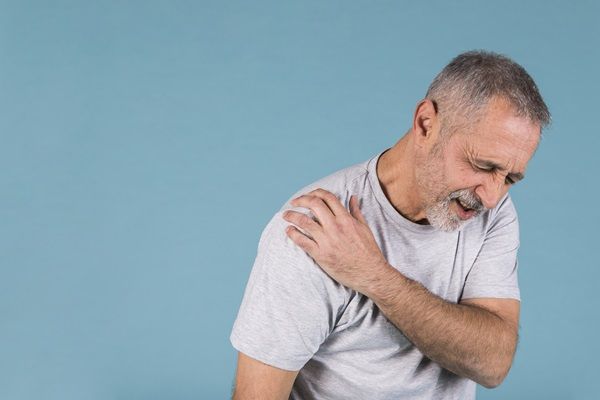 Osteonecrosis - Hombre con fuerte dolor en el hombro, debido a la enfermedad que padece en los huesos