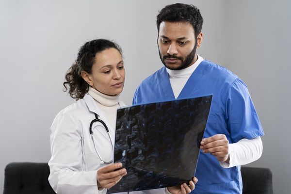 Enfermedad ósea de Paget - Doctores evaluando la radiografía de un paciente, para determinar si presenta una enfermedad esquelética