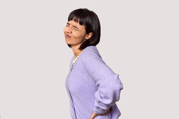 Joroba - Mujer con una inclinación anormal de la columna vertebral y fuerte dolor de espalda, debido a la afección que presenta por una mala postura