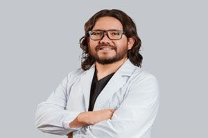 Mejores cirujanos capilares de Barcelona - Dr. Alonso Benavente, especialista en injerto capilar Barcelona con técnica FUE, reconocido como el mejor cirujano capilar España