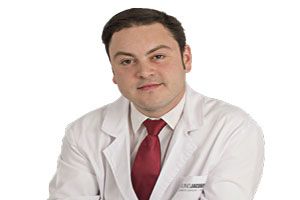 Mejores cirujanos capilares de Barcelona - Perfil profesional del Dr. Bruno Jacobovski, experto en injerto capilar Barcelona