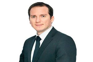 Mejores cirujanos capilares de Barcelona - Dr. Dorian González, experto en trasplante de cabello en una de las mejores clínicas injerto capilar Barcelona