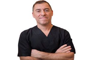 Dr. Vincenzo Mónaco, experto en microinjerto capilar de la mejor clínica injerto capilar Barcelona