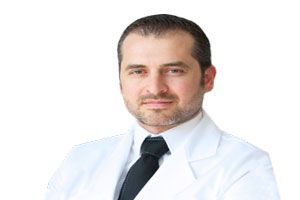 Perfil profesional del Dr. Xavier Álvarez, especialista en fototerapia capilar y en injerto de cabello reconocido como el mejor cirujano capilar España