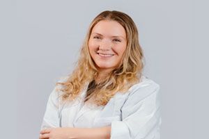 Mejores cirujanos capilares de Barcelona - Perfil profesional de la Dra. Diana Villegas, experta en injerto capilar Barcelona con técnica FUE Zafiro en la mejor clínica injerto capilar Barcelona