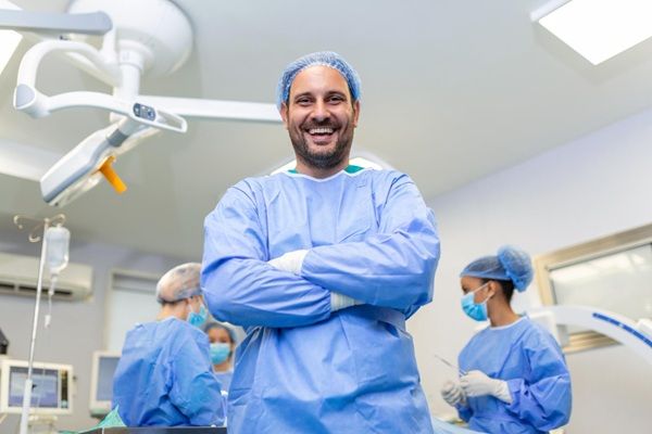 Mejores cirujanos capilares de Barcelona - Mejor cirujano capilar España preparado para realizar un injerto capilar Barcelona en la mejor clínica injerto capilar Barcelona
