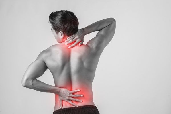 Dolor de espalda - Hombre con contractura lumbar y dolor en la espalda alta luego de realizar actividad física