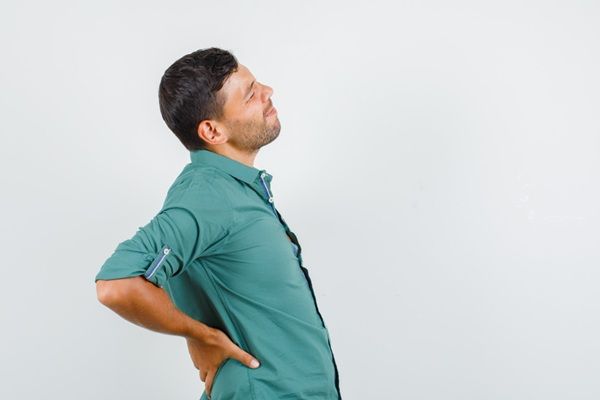 Dolor de espalda - Hombre con dolor lumbar en la parte baja por problemas en los músculos de la espalda