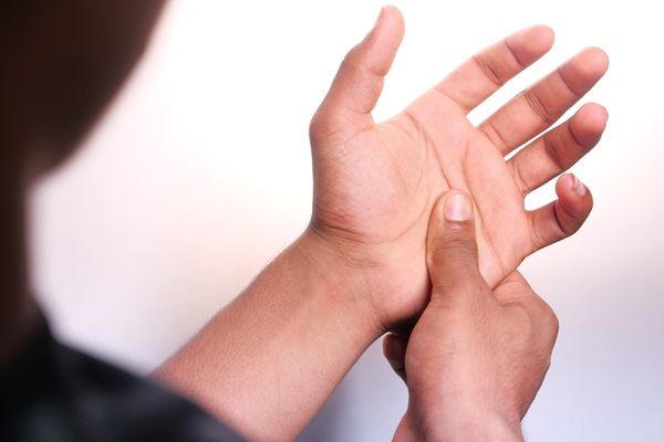 Enfermedad de Dupuytren - Persona con agarrotamiento manos debido al fibroma palmar que afecta la fascia de la palma