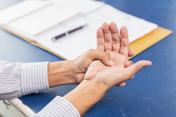 Enfermedad de Dupuytren - Persona con dolores en la mano y problemas de movilidad debido a la aparición de bultos en la palma de la mano por fibroma palmar