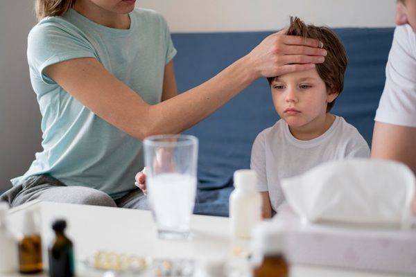 Enfermedades - Niño con síntomas de infección por virus de enfermedades que han aparecido en la última década