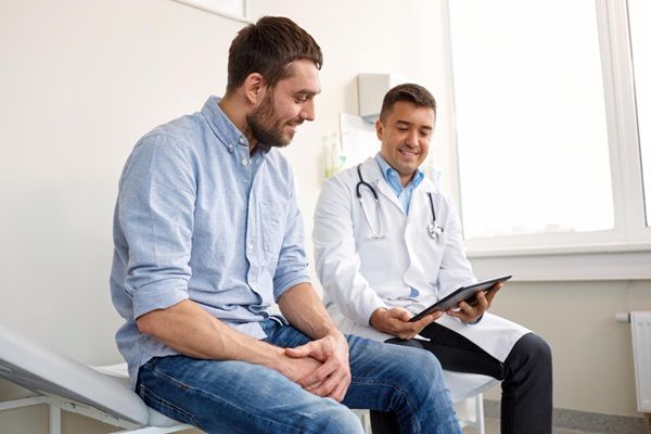 Enfermedades actuales - Hombre en consulta médica frecuente para mantenerte saludable y recibir tratamientos a las enfermedades del momento