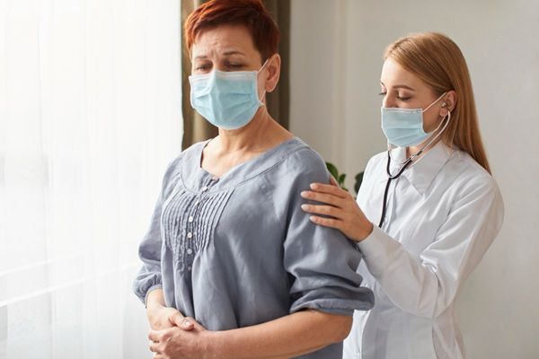 Enfermedades silenciosas - Médico evaluando a una mujer con una enfermedad degenerativa que afecta su salud
