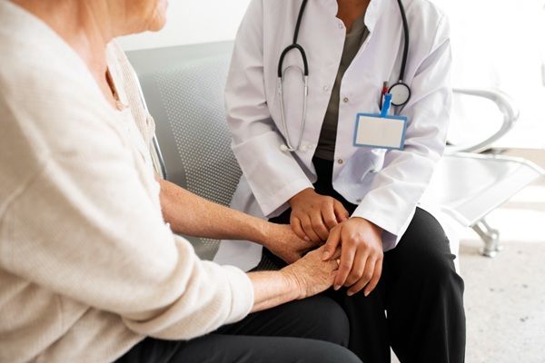 Enfermedades silenciosas - Médico atendiendo a una mujer con una enfermedad silenciosa que puede convertirse en una enfermedad mortal si no se trata adecuadamente