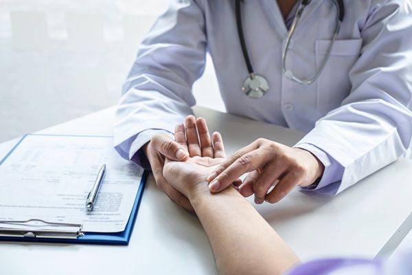 Enfermedades silenciosas - Médico evaluando a un paciente con enfermedad silenciosa para recetar un tratamiento y evitar una enfermedad mortal