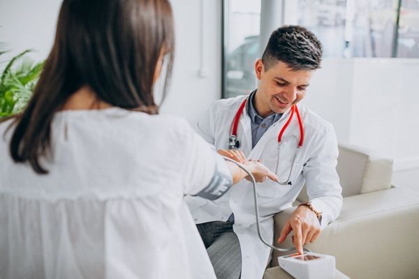 Especialidades médicas - Doctor realizando el chequeo médico de una paciente femenina para detectar alguna enfermedad silenciosa
