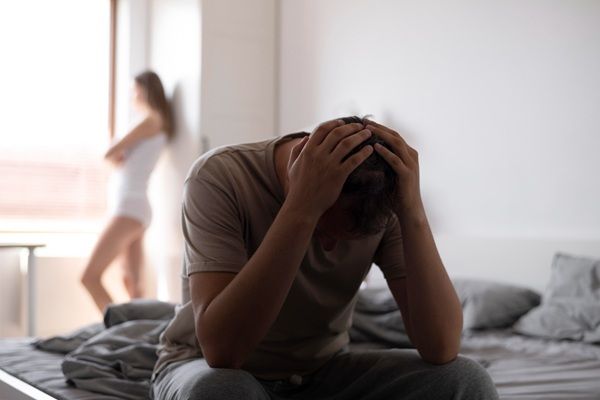 Sífilis - Hombre y mujer estresados por la aparición de una ETS y el contagio de sífilis