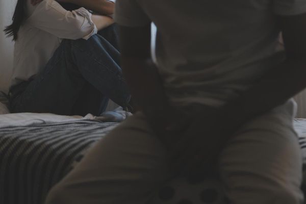 Sífilis - Hombre con síntomas de sífilis debido al contagio de una ETS con su pareja sexual