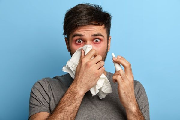 Rinitis alérgica - Hombre con fiebre del heno que causa congestión nasal y alergia