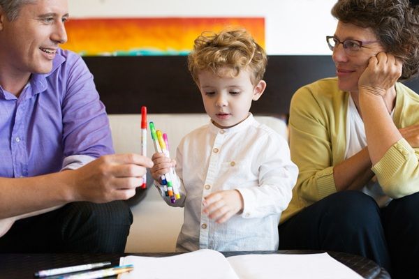 Grados de autismo - Padres de niño autista usando herramientas didácticas que ayudan a desarrollar las capacidades de niños con TEA