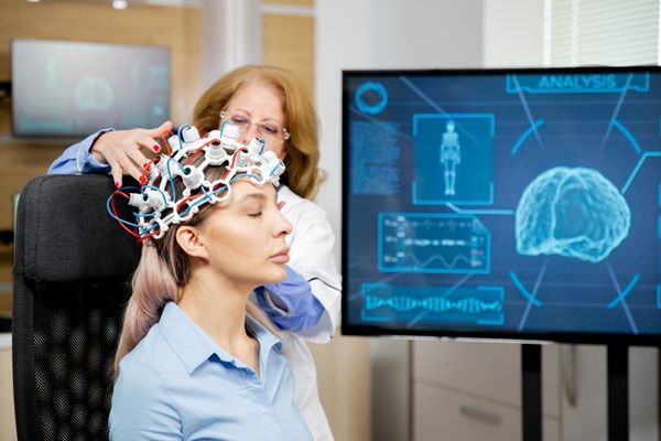 Neurodivergencia - Neurólogo evaluando a una mujer con cerebro neurodivergente que causa trastornos como el autismo o TDAH y desarrolla personas con altas capacidades