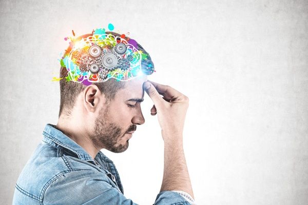 Neurodivergencia - Hombre pensativo con cerebro neurodivergente que brinda talentos y perspectivas únicas de personas con altas capacidades