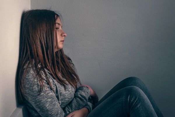 Cómo ayudar a una persona con depresión - Mujer joven con depresión por problemas sociales que afectan su estado de ánimo